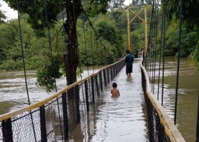 Air Sungai Rambang Meluap, Rendam Jembatan dan Rumah di Kecamatan RKT Prabumulih