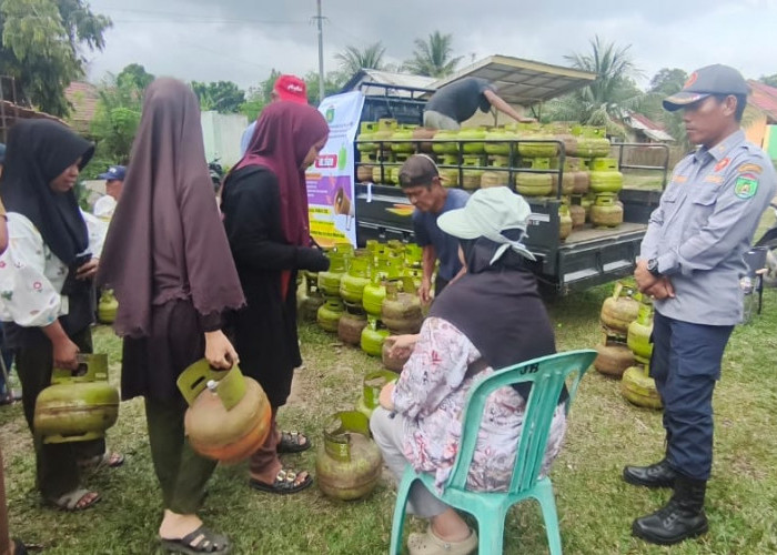 LPG Subsidi Rp18.500 Diserbu Warga, 250 Tabung Langsung Ludes di Kelurahan Muara Dua