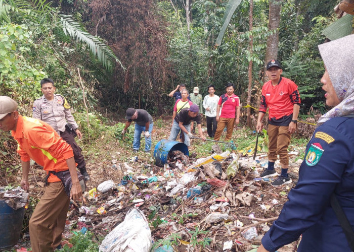 Bersihkan Sampah di TPS Liar, Kelurahan Tebing Tanah Puteh Gandeng Perkim Turunkan Alat Berat