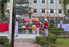 Paskibraka Prabumulih Tetap Gagah Turunkan Bendera di Tengah Hujan Deras