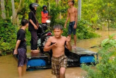 Warga Desa Tanjung Kemala Beraktivitas Pakai Perahu Tongkang