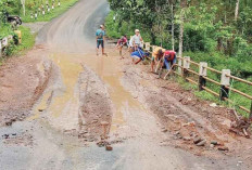 Warga Gumay Ulu Bersatu Bersihkan Jalan Lintas Provinsi yang Terhambat Banjir