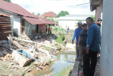 Tinjau Rumah Amblas di Majasari, Wako Cak Arlan Serahkan Bantuan: BPBD Ukur Talud Rusak