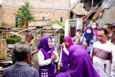Prihatin Kondisi Warga, Ketua TP PKK Prabumulih Turun Langsung Kunjungi Rumah Tak Layak Huni