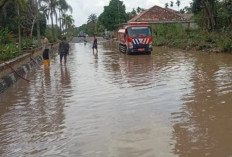 Saluran Gorong - Gorong Tersumbat, Jalan Sudirman Tergenang: BPBD Prabumulih Lakukan Penyedotan 