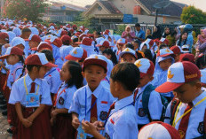 Siswa Semangat, Ortu Nunggu di Luar 