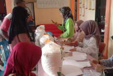 ﻿Warga Prabumulih Ambil Beras Bantuan Pemerintah di Kantor Kelurahan, Berharap Bantuan Berlanjut 