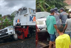 Ford Dihantam Babaranjang di Prabumulih, Pengendara Berhasil Keluar dari Mobil 