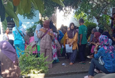 Penerima Bantuan PHK Geruduk Kantor Camat Prabumulih Timur, Ambil Rekening Bantuan 