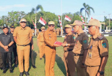 Pembagian Bendera Merah Putih, Wali Kota Prabumulih Tekankan ASN Perkuat Disiplin dan Nasionalisme