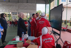 Pengunjung manfaatkan Papan Edukasi Digital yang Ramaikan Coaching Clinic Festival Pendidikan