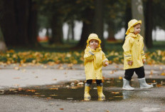 5 Manfaat Mengejutkan dari Membiarkan Anak Bermain dan Mandi Hujan