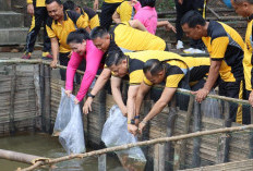 Tebar 10.000 Benih Ikan - Tanam Sayuran; Polres Prabumulih Dukung Program Ketahanan Pangan 