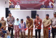 Terima Bantuan Program Bedah Rumah dari Kapolda Sumsel, Dua Warga Prabumulih Sumringah Terima Kunci Rumah 