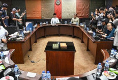 Gerindra Tegur Keras Anggota DPRD Jember, Main Game Sambil Merokok Saat Rapat