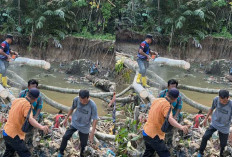 Antisipasi Banjir, BPBD Bersihkan Sampah Kayu di Sungai Kelekar