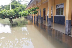 Banjir, Siswa SMK 3 Tetap Belajar Seperti Biasa 