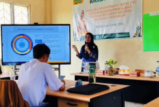 Guru SMPN 13 Prabumulih Diajak Optimalisasi Papan Interaktif Digital