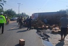 Truk Muatan Mie Terguling Timpa Pengendara Motor di Gelumbang: Pasutri Meninggal di Tempat