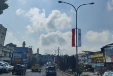 Pemkot Prabumulih Pasang Bendera Umbul - Umbul di Jalan Sudirman 