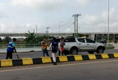 Pengamen Liar Bikin Ulah ke Sopir Truk di Exit Tol Kramasan, Aksinya Terekam CCTV