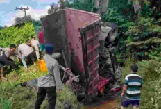 Truk Terguling di Tikungan Tajam Prabumulih, Evakuasi Dramatis Dilakukan Polsek RKT dan Warga