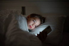 5 Bahaya Sering Tidur Dekat HP yang Harus di Hindari