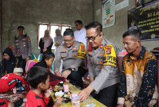 Polres Prabumulih Peduli Pendidikan; Bagikan Makanan Bergizi dan Buku Tulis 