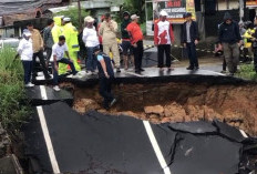 Perbaikan Jembatan Tak Boleh Ditunda: Wako Prabumulih Pantau Jembatan Ambruk - Pantau Debit Air Kelekar