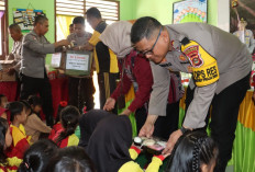 Polres Prabumulih Bagikan Makanan Sehat di Dua Sekolah, Program Jumat Berkah Si Limas