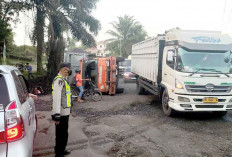 Jalan Lahat –Muara Enim Rusak Parah, Polisi Fasilitasi Gotong Royong Perbaikan Bersama Perusahaan Tambang