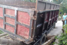 Dump Truk Pengangkut Batu Koral Terperosok di Jembatan Pohon Kelapa di Ogan Ilir