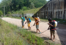 Warga Talang Batu Gotong Royong Bersihkan Jalan Desa, Wujudkan Suasana Jalan Aman dan Nyaman! 