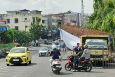 Pasang Panggung Kehormatan; Persiapan Karnaval Budaya HUT RI di Kota Prabumulih 