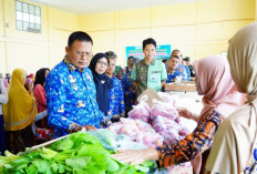 Warga Serbu Gerakan Pangan Murah di Sukaraja, Wali Kota Arlan Pastikan Harga Sembako Tetap Terjangkau