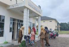 Akhirnya Surna Merasakan Bantuan Sosial Pertama Kali, Bawa Pulang 20 Kg Beras dan Minyak Goreng