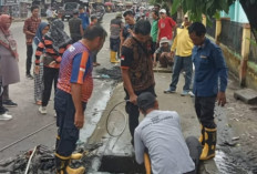 Air Sering Meluap, Kelurahan - BPBD Keroyokan Bersihkan Saluran Drainase Jalan Padat Karya Prabumulih