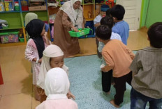 Permainan Pindah Bola Jadi Momen Seru Siswa TK IT Al-Hasanah Prabumulih Belajar Kerja Sama