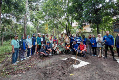 Wujudkan Taman Bersih, DLH Prabumulih Bersama Warga Gotong Royong Bersihkan Taman Burung Patih Galung