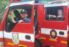 Damkar Banyuasin Bantu Warga yang Kesulitan Transportasi di Hari Lebaran