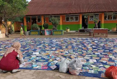 SDN 82 Jemur Ratusan Buku Akibat Banjir 