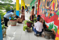 SMPN 9 Percantik Lingkungan Sekolah, Ajak Siswa Tata Ulang Bunga dalam Pot