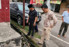 Banjir Mengintai Jalan Veteran: Camat Prabumulih Utara Tinjau Lokasi Banjir, Bakal Ajukan Perbaikan Infrastruk