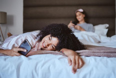 Bangun Tidur Langsung Main HP? Ini Dampaknya bagi Tubuh