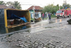 Truk Pengangkut Minyak Ilegal Terguling, Bikin Jalanan di PALI Licin, Pengendara Geram