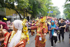 Ikuti HUT Dekranas ke 44 di Jawa Timur, Dekranasda OKU Timur Paradekab Baju Adat Komering