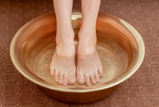9 Manfaat Merendam Kaki dengan Air Garam untuk Kesehatan Tubuh