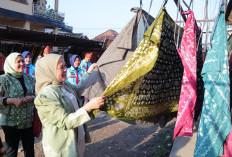 Dewi Sastrani Dampingi Ketua Dekranas Pusat Kunjungi Sentra Kain Tuan Kentang: “Songket Harus Mendunia”