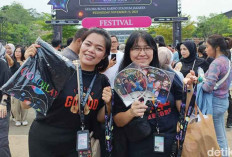 Dua Wanita Ini Raup Rp 2 Juta Jual Merchandise di Konser Coldplay