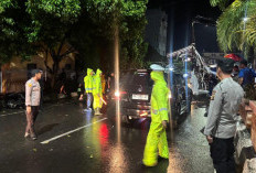 Baleho Roboh Timpa Mobil - Atap Rumah  Terbang: Cuaca Ekstrem  Hujan Petir Disertai Angin Kencang Terjang Prab